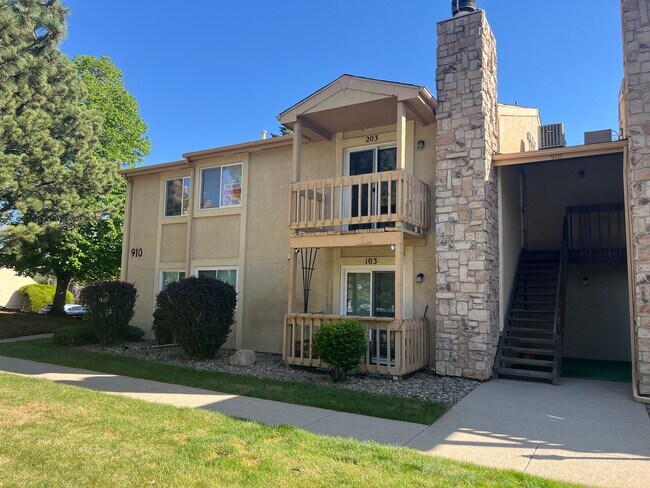 Building Photo - 910 Tenderfoot Hill Rd