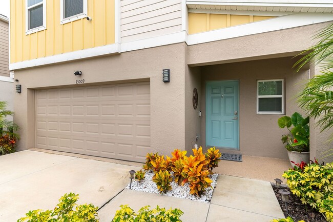 Building Photo - Stunning, Pet-Friendly, 4 Double bedroom, ...