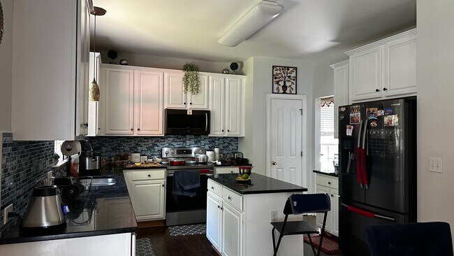 Building Photo - 8280 Chatham Oaks Dr