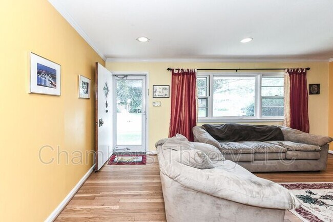 Building Photo - 510 Gibson Dr SW