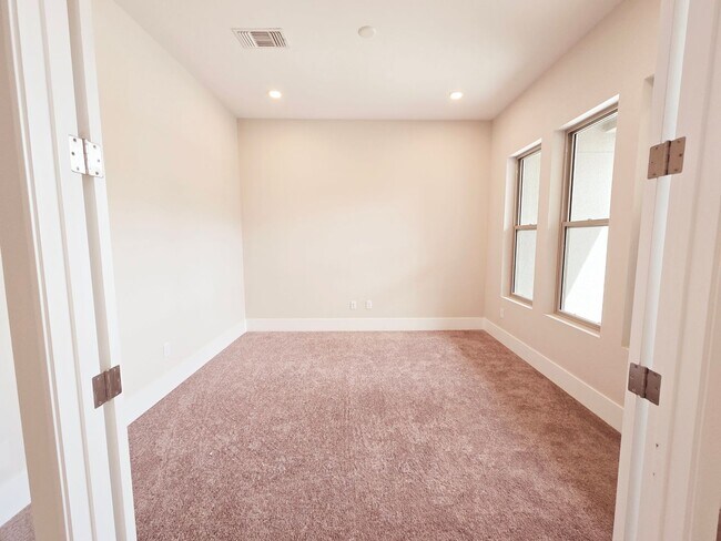 Building Photo - 5BD/5.5BA luxury home in Ascension! Mountain views!
