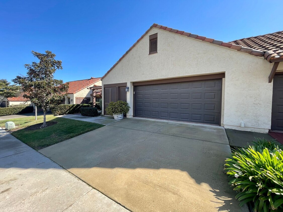 Foto principal - Gorgeous 2B+Office/2BA Townhouse w/ Golf C...