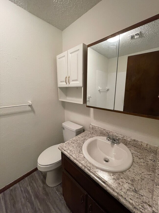 Foto del edificio - 2 bed 1 bath duplex tastefully updated in a great location in the heart of Blanchard! Plenty of p...