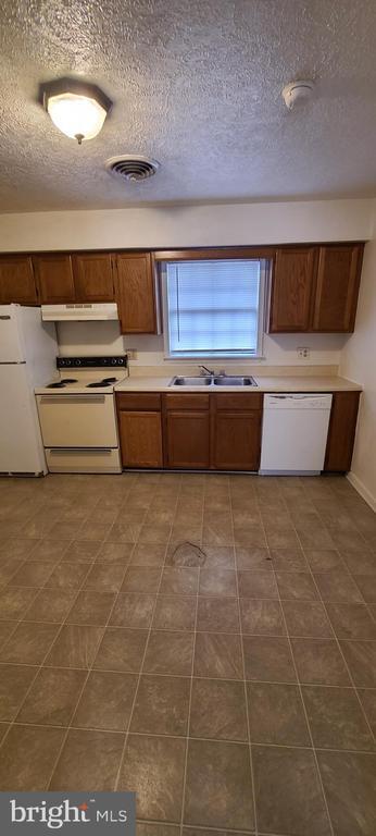 Building Photo - 319 Pendleton Dr