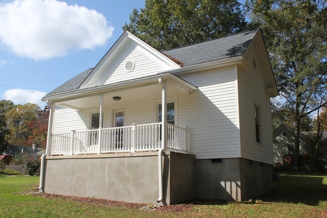 Side Porch - 805 Mill St