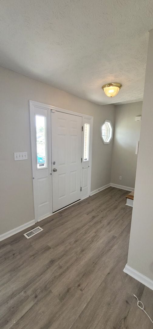 Building Photo - Beautiful 3 Bedroom home w/BONUS ROOM!!