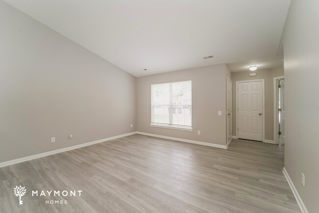 Building Photo - Charming Three Bedroom