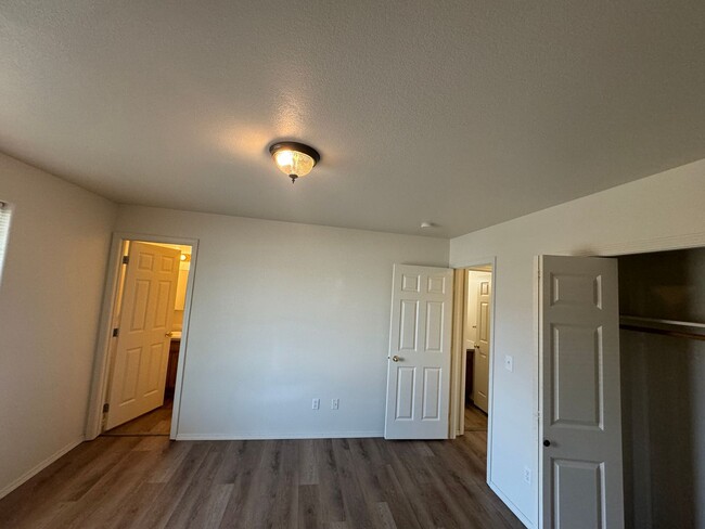 Building Photo - d2233