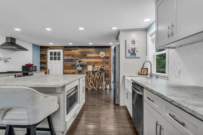 Building Photo - 32 Twin Bridge Rd