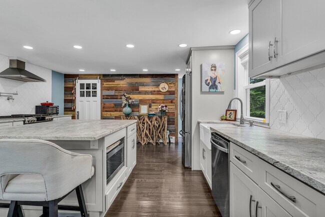 Foto del edificio - 32 Twin Bridge Rd