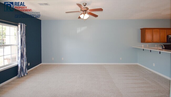 Foto del edificio - Lovely 2BR/2.5 BA Murfreesboro townhome close to I-24! Washer/dryer included!