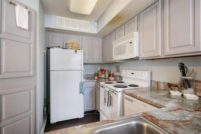 Building Photo - 2300 Bamboo Dr