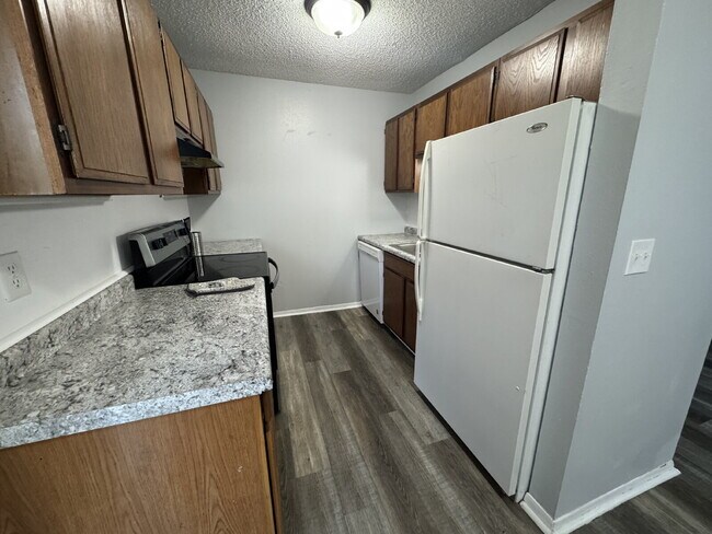 Foto del edificio - "Charming 2-Bed Gem with Full Bath in Springfield – Cozy 777 Sq Ft Haven Awaits!"
