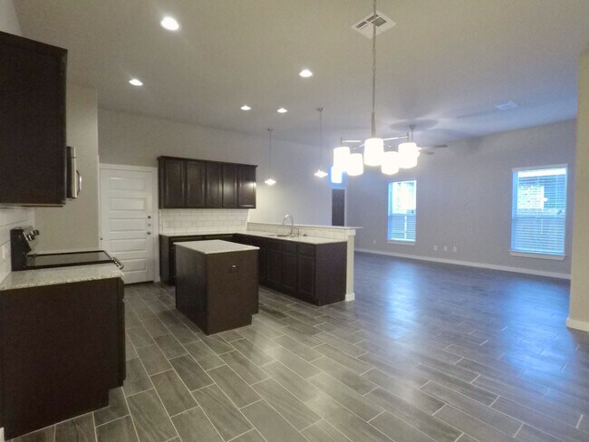 Foto del edificio - AVAILABLE NOW! LUXURY TOWNHOME LOCATED IN ...