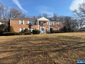 Building Photo - 4 Rolling Ridge Rd