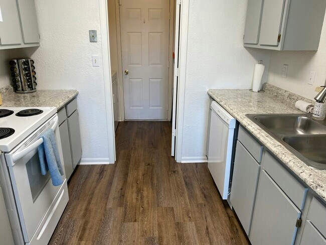 Foto del edificio - 1723 Farm Meadow Dr