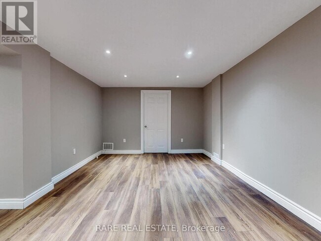 Photo du bâtiment - 359 E 42nd St