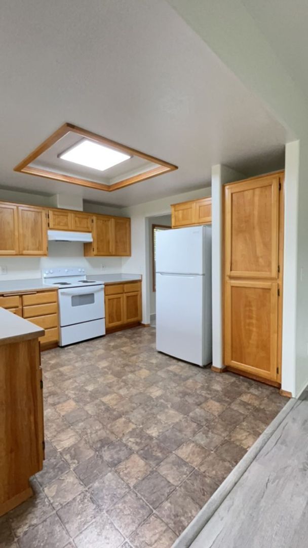 Building Photo - 3 Bedroom 2 Bath Single Family Home with 2...
