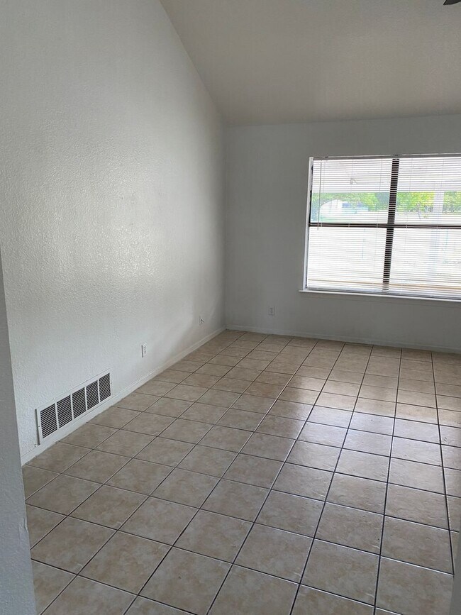 Foto del edificio - 2416 Jerome Dr