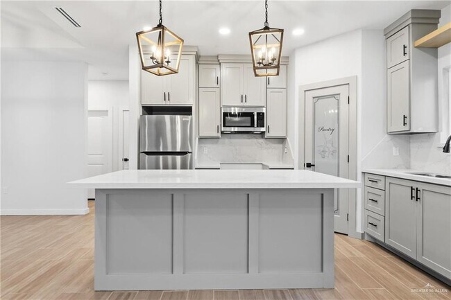 Building Photo - 17 Calle Moreno