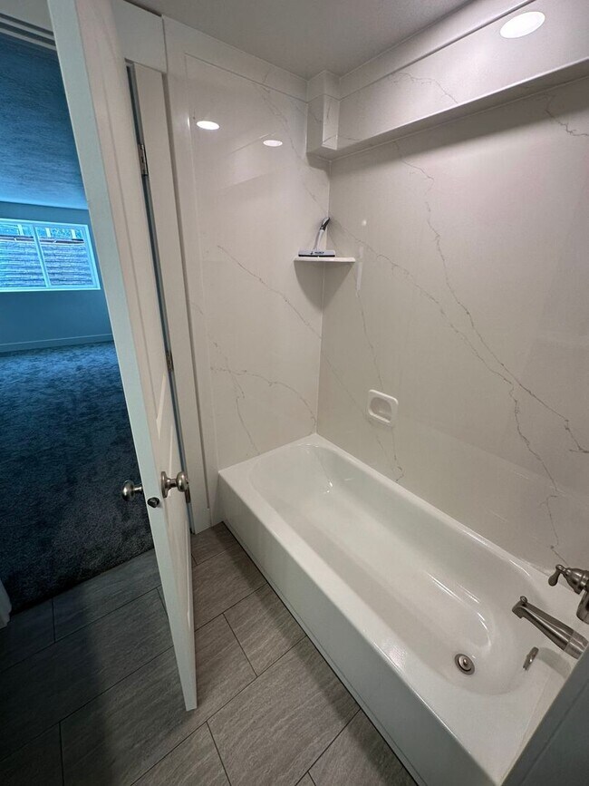 Building Photo - 2 Bed 1 Bath Basement Apartment for Rent i...