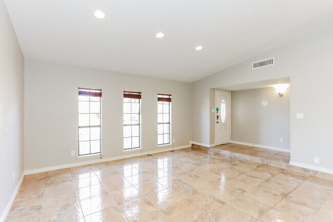 Foto del edificio - 6906 Forestview Dr