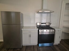 Building Photo - 525 Monmouth St