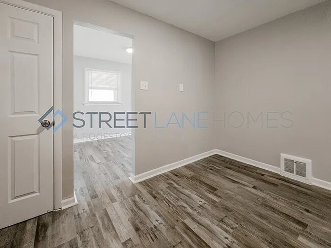 Building Photo - 1052 Renshaw Dr