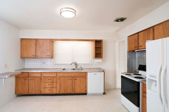 Foto del edificio - AVAILABLE NOW - Fully Updated 4 Bed / 2 Bath in Gladstone – Open Floor Plan + Large Fenced Yard!