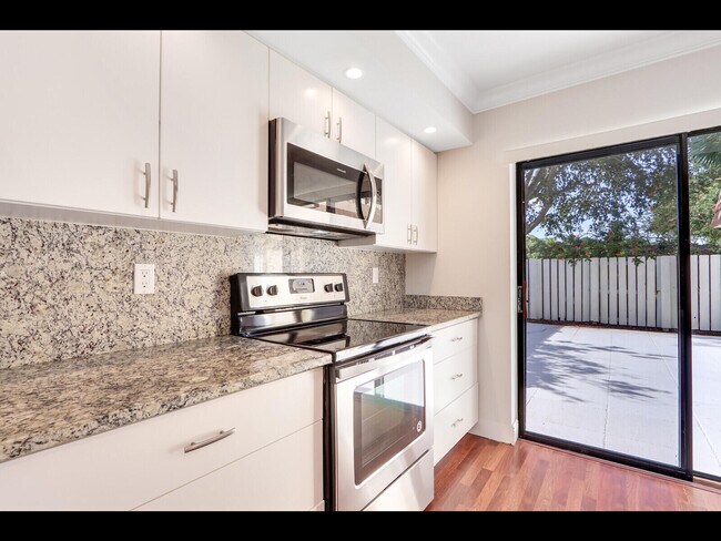 Building Photo - 2734 27th Ct