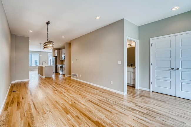 Building Photo - Beautiful Townhome for Rent