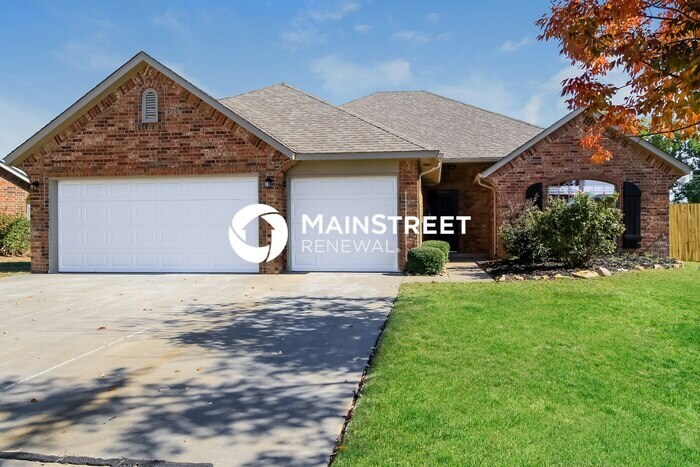 Foto principal - 3 Bedroom Pet-Friendly Home in Yukon, OK w...