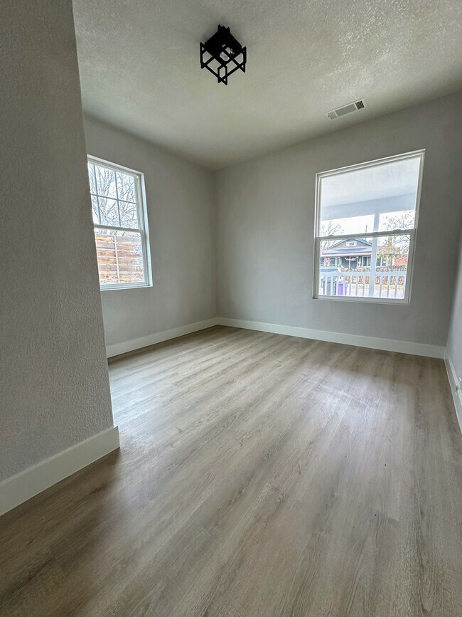 Foto del edificio - 615 Lowell Blvd