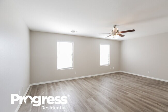 Building Photo - 5610 S 32nd Dr