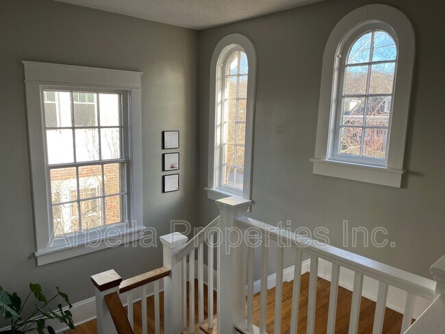 Building Photo - 708 W Maple St