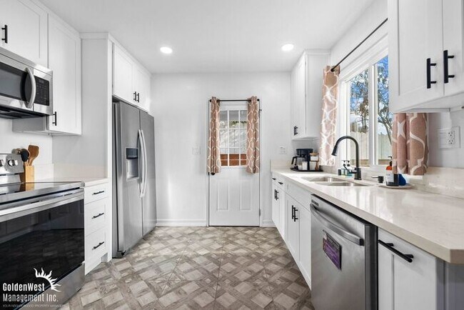 Foto del edificio - Modern 3Bdm 2Ba Unfurnished Downstairs Unit Located in the Heart of San Diego’s Vibrant Old Town ...