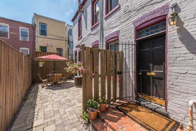 Excellent outdoor space - 634 Pickford Pl NE