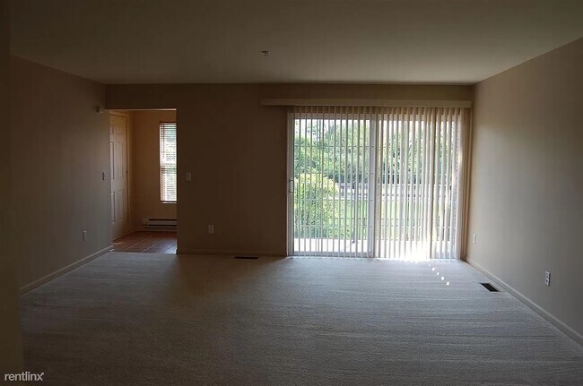 Building Photo - 144 W Oakbrook Dr