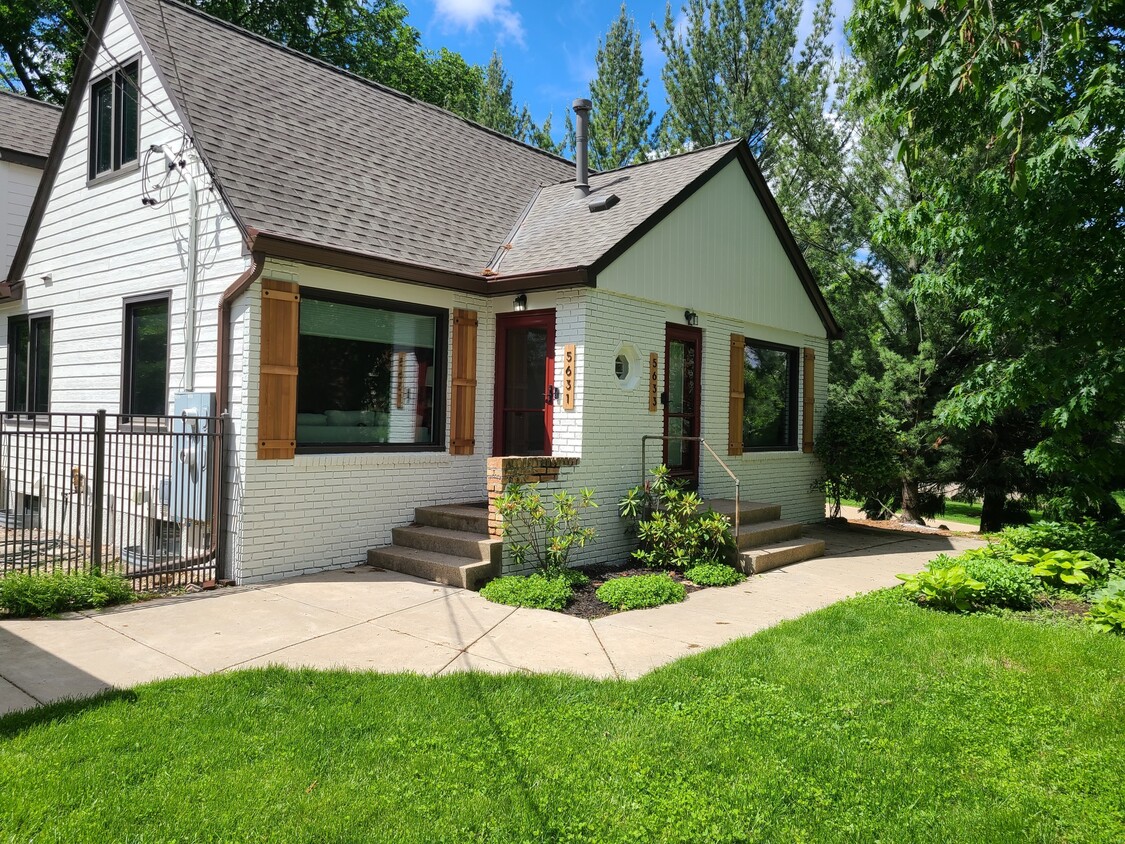 Foto principal - 5633 Saint Croix Ave N