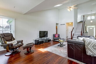 Building Photo - 5816 Lakeview Dr
