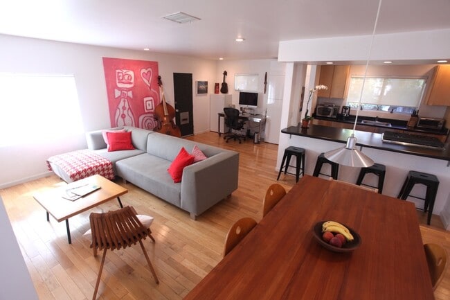 Building Photo - 2112 Lake Shore Ave