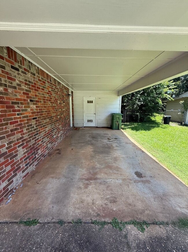 Building Photo - ** 3 Bed 2 Bath located off Eastern Blvd ** call (334) 366-9198 for a self showing