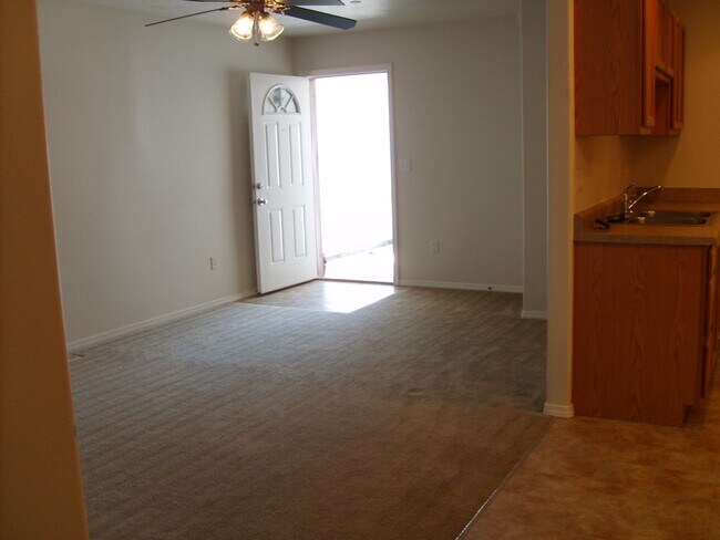 Building Photo - 915 NW Maggie Ct
