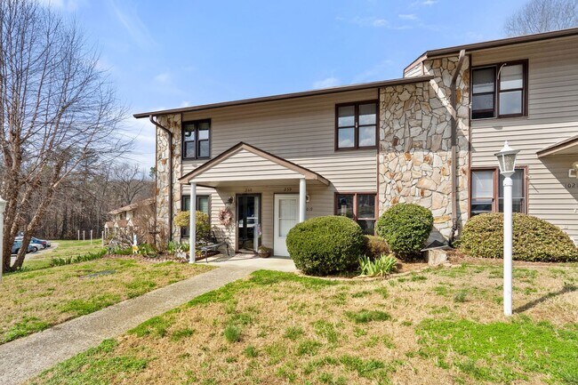 Foto del edificio - Updated 2-bedroom, 1.5-bath townhome in Winston-Salem