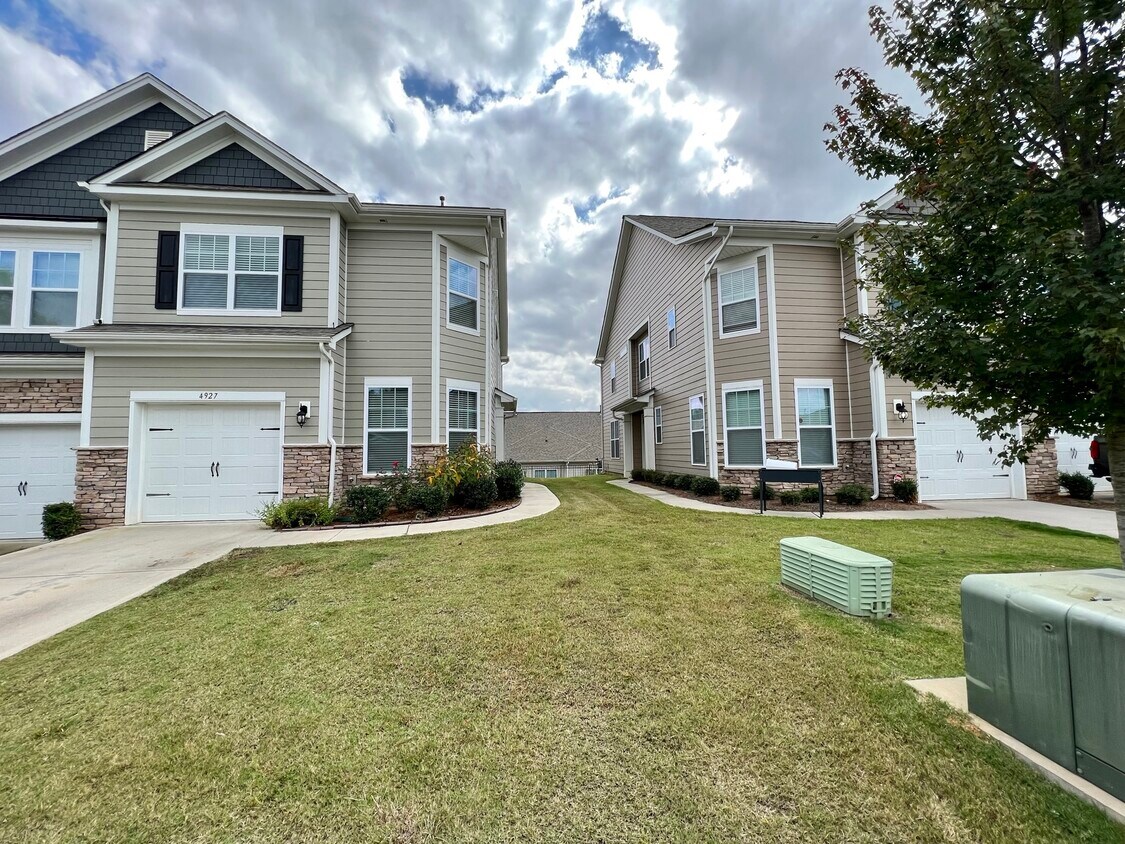 4927 Harris Woods Blvd, Charlotte, NC 28269 Townhome Rentals in Charlotte NC