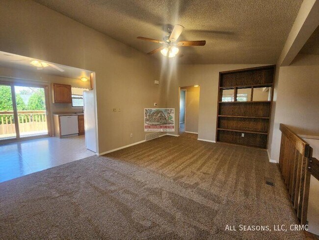 Photo - 982 Daffodil St House