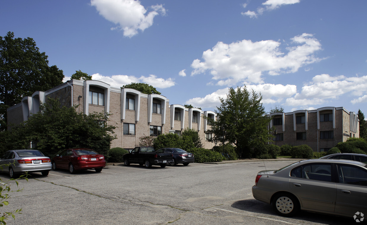 Building Photo - Alumni East Apartments