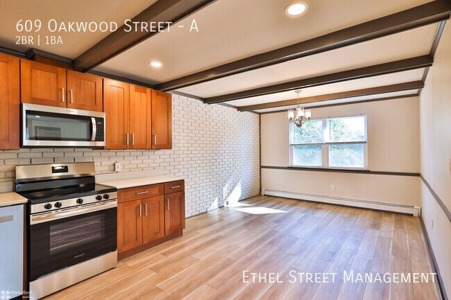 Building Photo - 609 Oakwood St