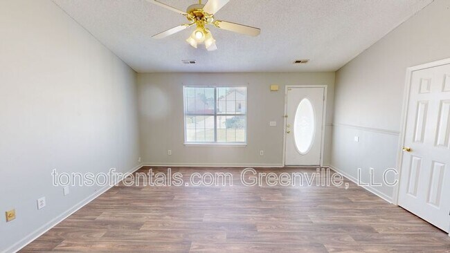 Foto del edificio - 304 Country Garden Dr