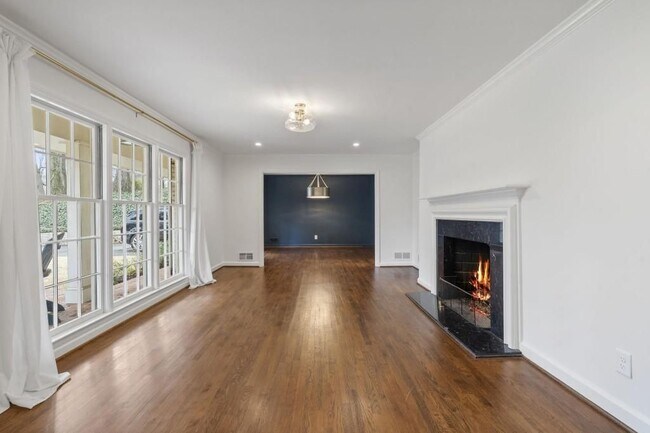 Building Photo - 439 Broadland Rd NW